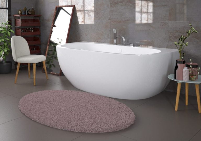 Wanna przyścienna z praktyczną półką na kosmetyki