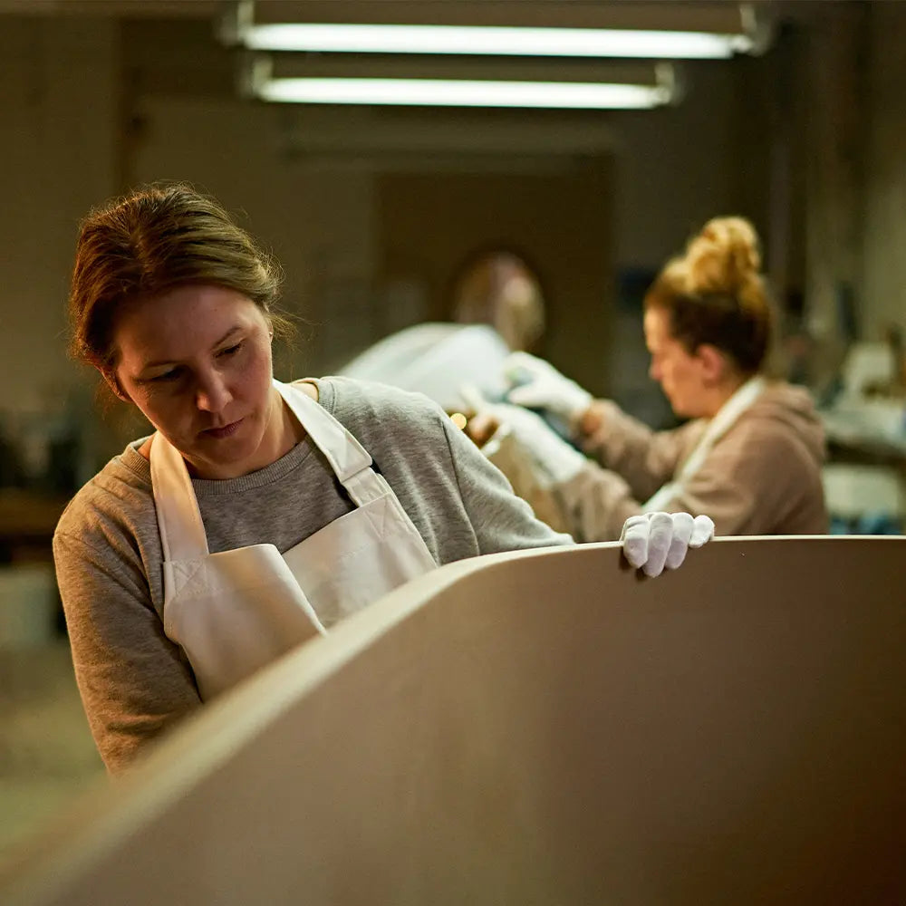 Ręczna produkcja wanien Ravon zespół rzemieślników podczas kontroli i wykończenia