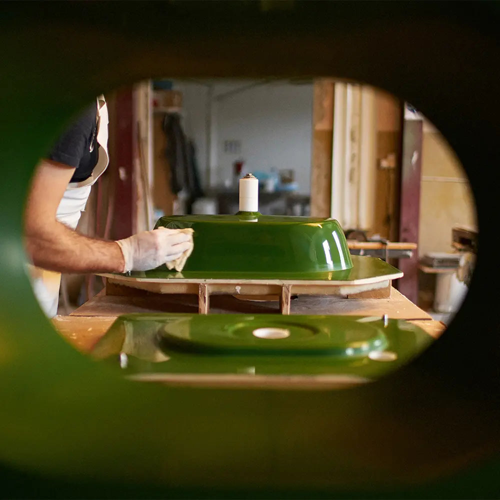 Ręczne wykończenie umywalki Ravon w kolorze zielonym kontrola jakości powierzchni