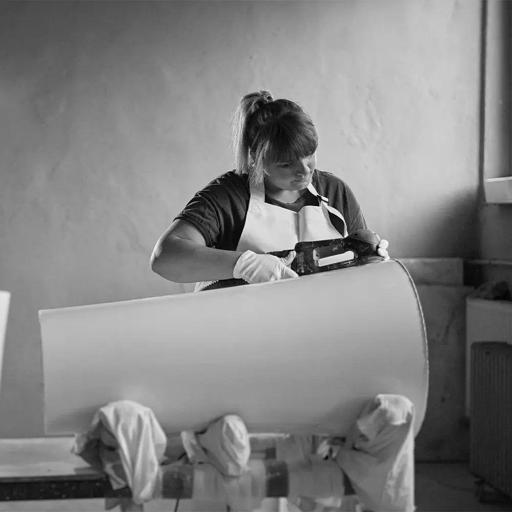 Ręczne szlifowanie umywalki Ravon przygotowanie powierzchni i precyzyjne wykończenie