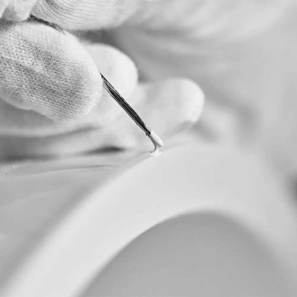 Ręczne wykończenie detalu wanny Ravon precyzyjna korekta powierzchni w manufakturze