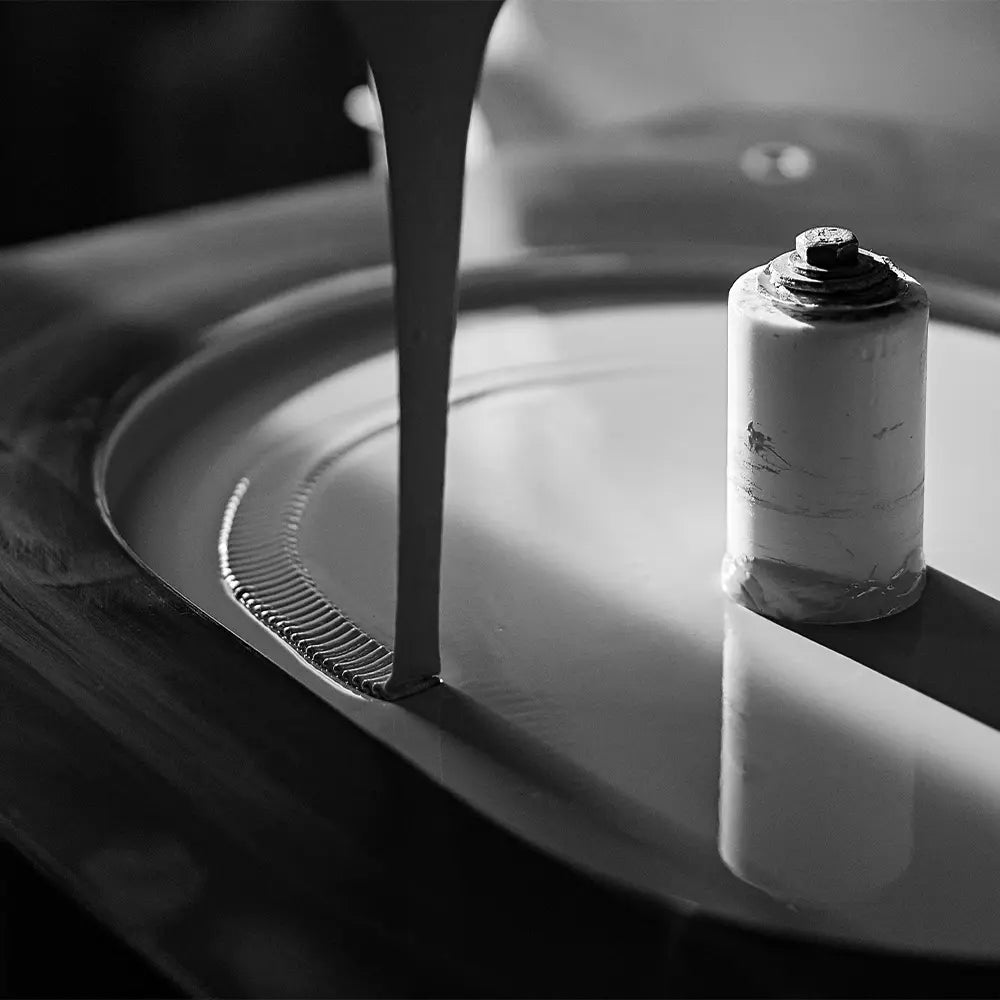 Wylewanie kompozytu mineralnego do formy umywalki Ravon proces ręcznej produkcji