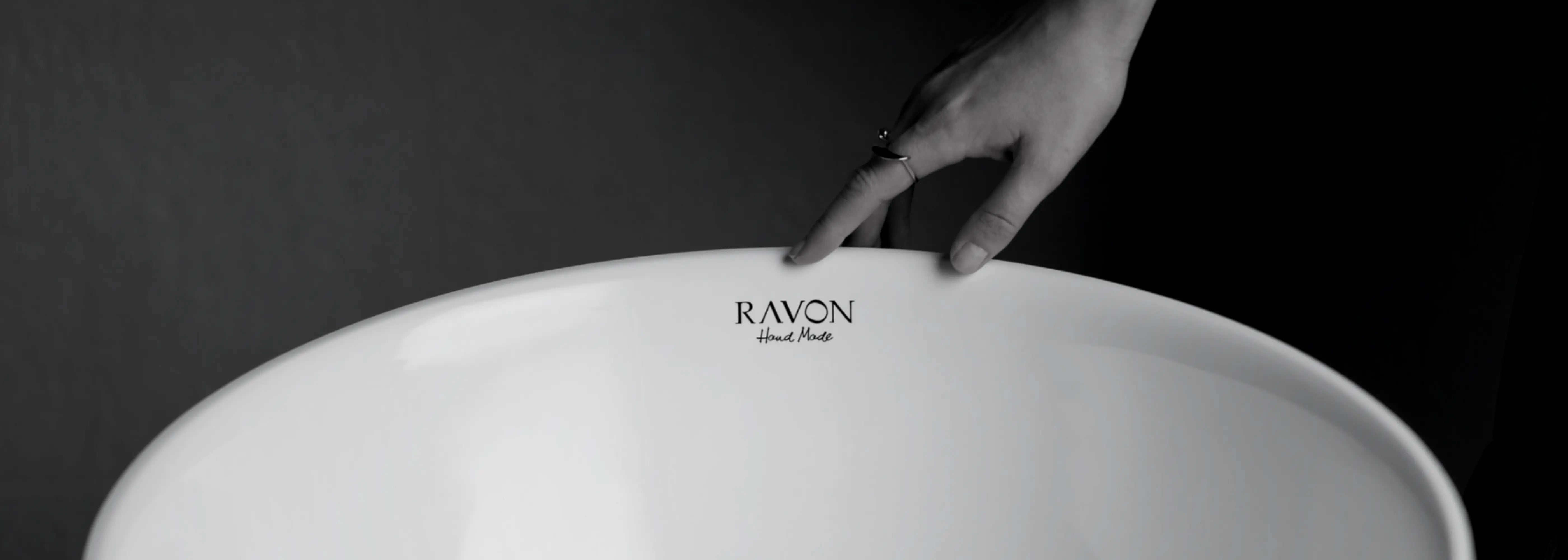 Gładka powierzchnia umywalki Ravon detal wykończenia i jakość kompozytu mineralnego