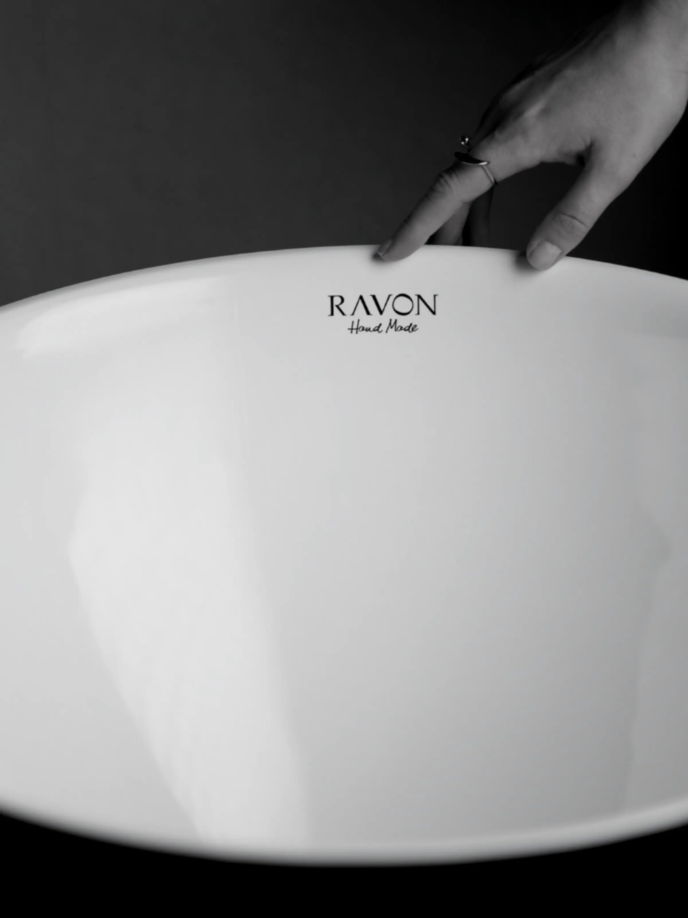 Detal powierzchni umywalki Ravon jakość wykończenia