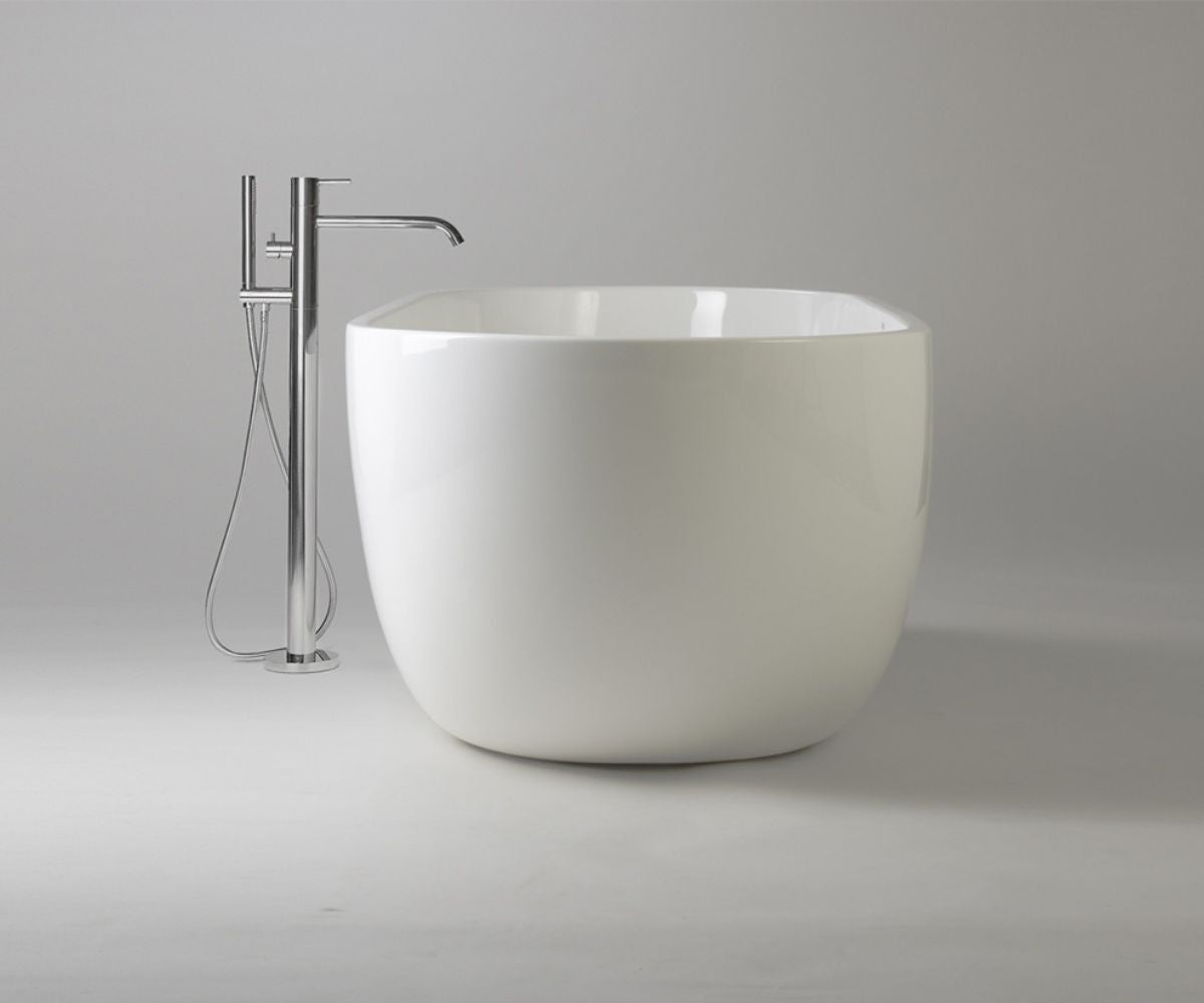 Space freestanding bathtub