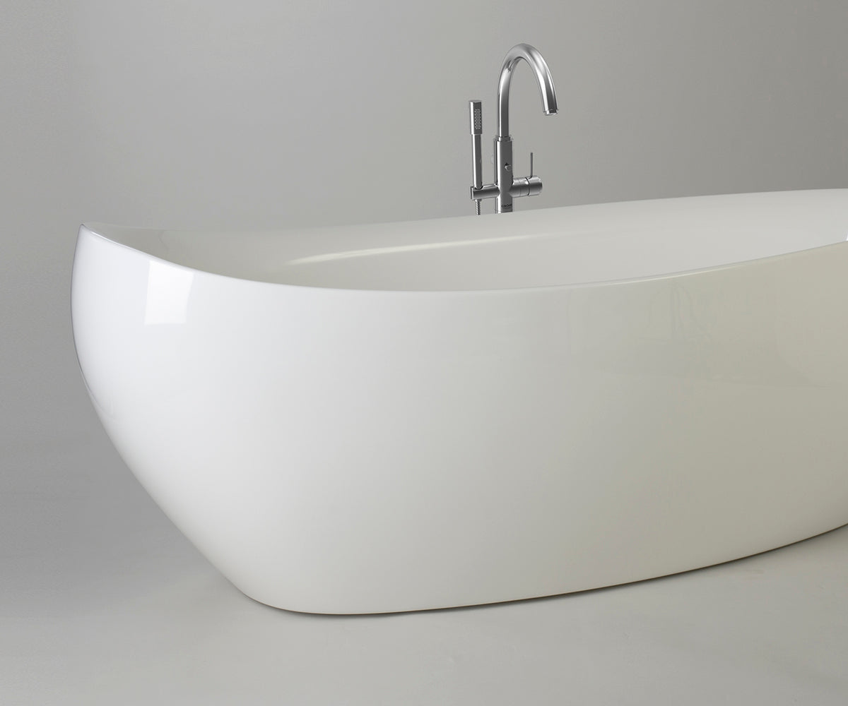 Freestanding Ambiente bathtub with the AIR+ system