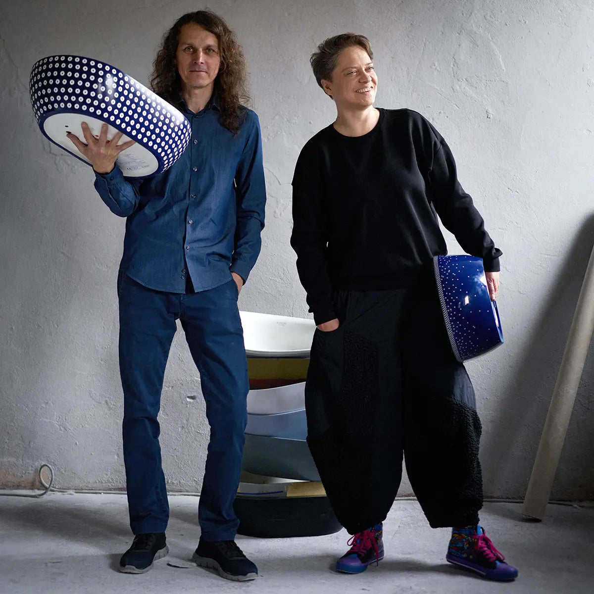 Twórcy kolekcji Ravon BlueDot z ręcznie zdobioną umywalką inspirowaną ceramiką Bolesławiec