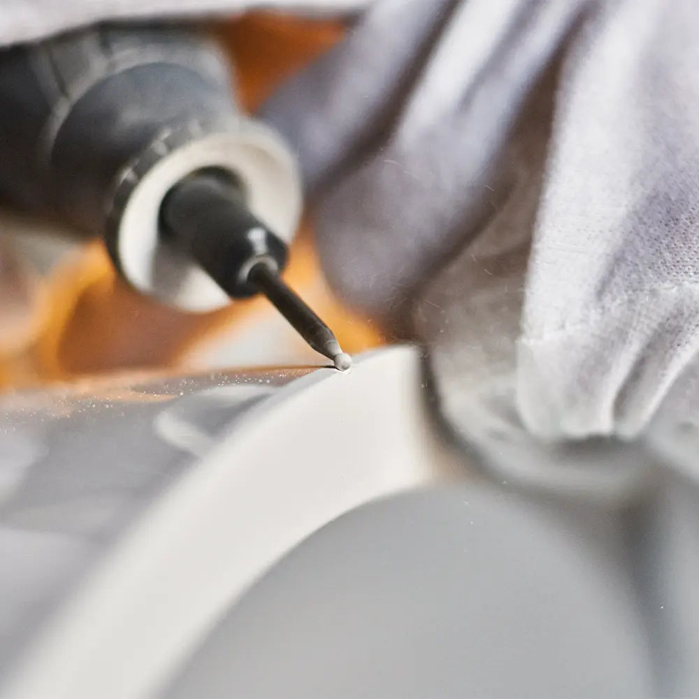 Precyzyjne dopracowanie detalu wanny Ravon ręczna korekta powierzchni w manufakturze