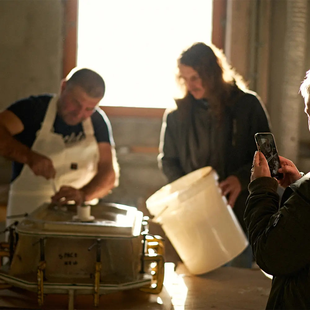Manufaktura Ravon proces ręcznej produkcji wanien pokaz pracy rzemieślników