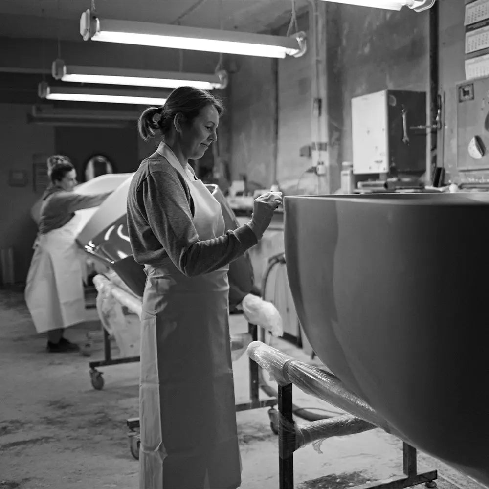 Ręczna produkcja wanien Ravon w polskiej manufakturze proces wykończenia i kontroli jakości