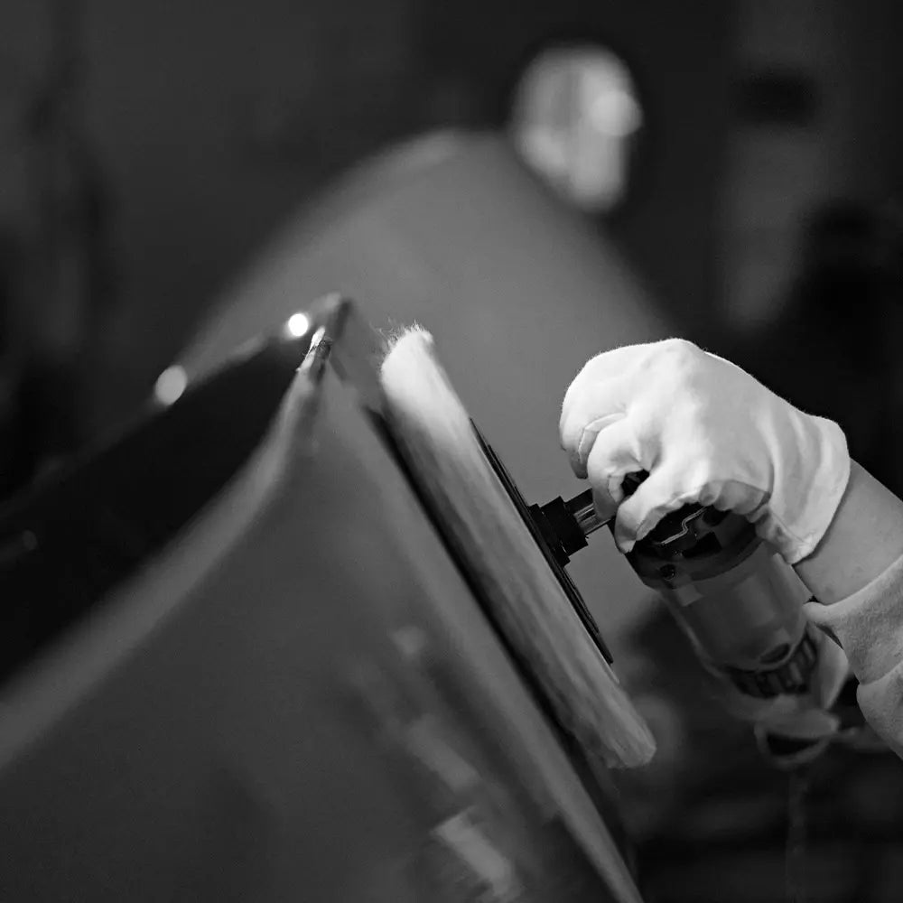 Ręczne wykończenie wanny Ravon detal pracy rzemieślniczej i precyzyjne wykończenie powierzchni