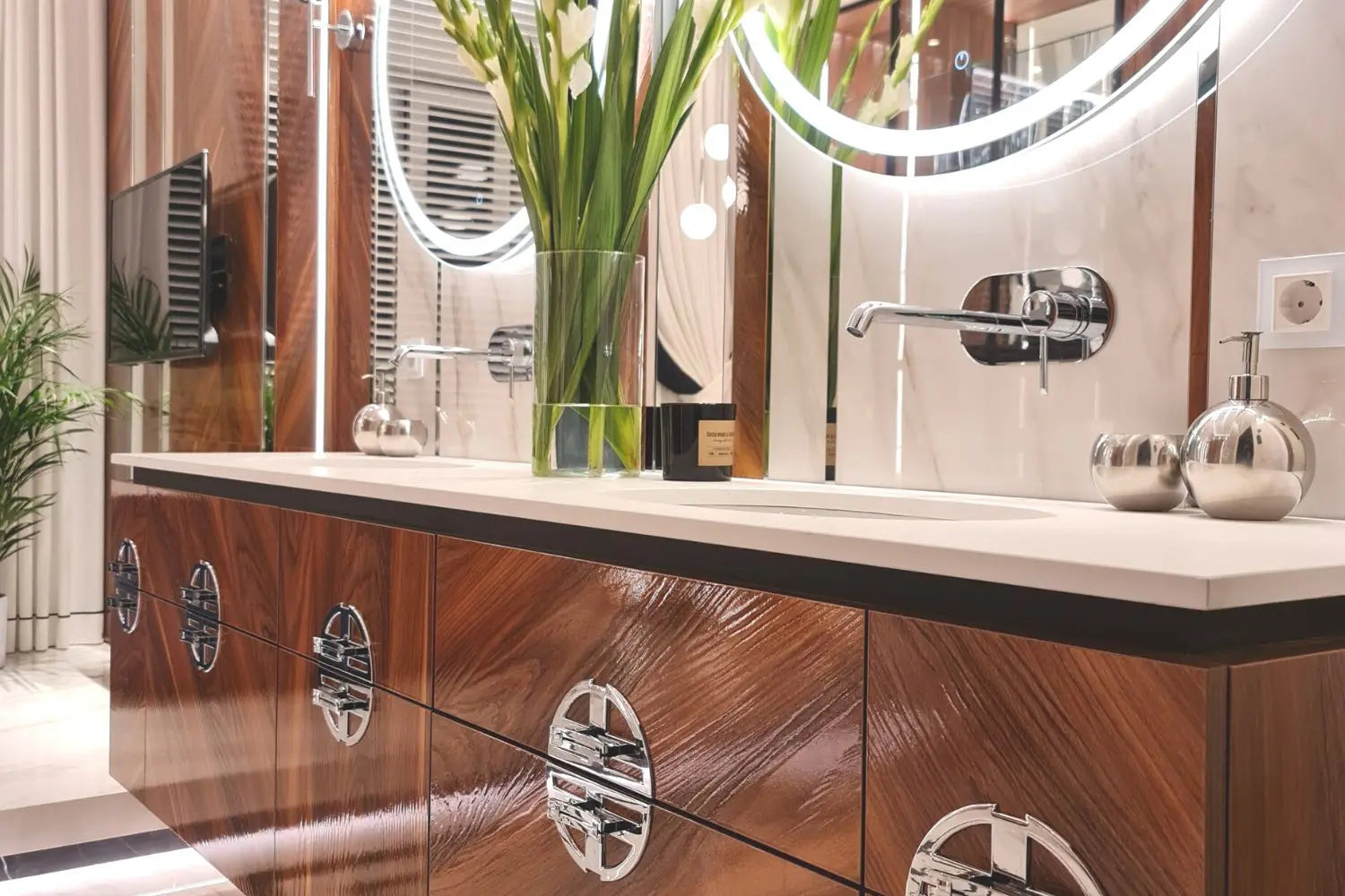 Wolnostojąca wanna Ravon Space RAL 5013 w stylowej łazience z drewnem, marmurem i dużym lustrem LED
