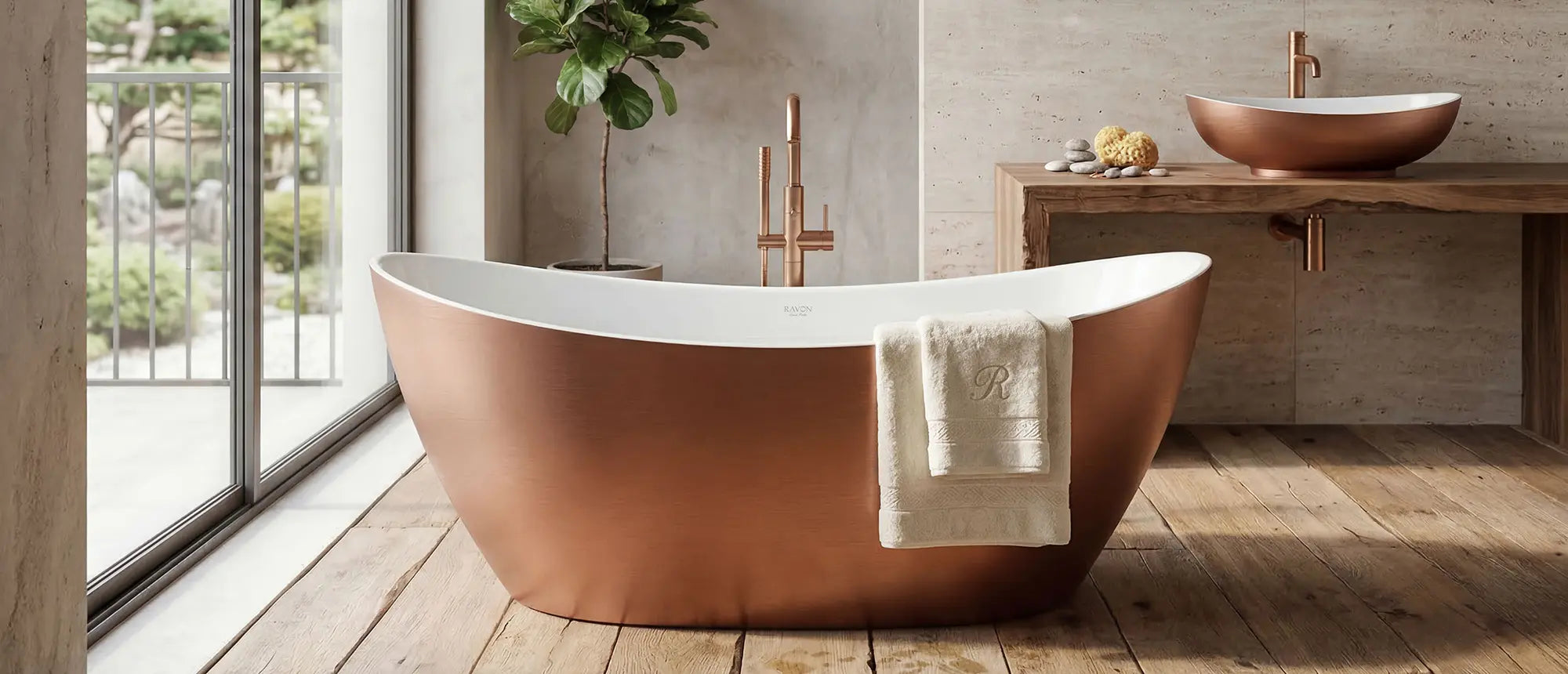 Wanna wolnostojąca Ravon Tulipano w wykończeniu Brushed Copper w eleganckiej łazience z drewnianą podłogą i armaturą w kolorze miedzi