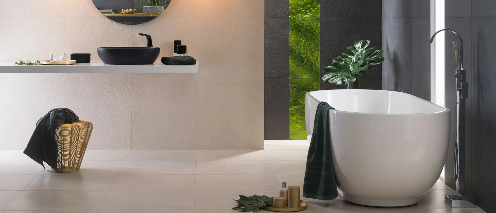 Wanna wolnostojąca Ravon Modern biała w nowoczesnej minimalistycznej łazience