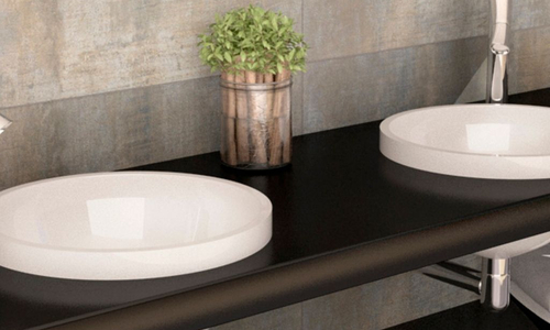 Łazienka z dwiema umywalkami - funkcjonalne rozwiązanie dla dwojga